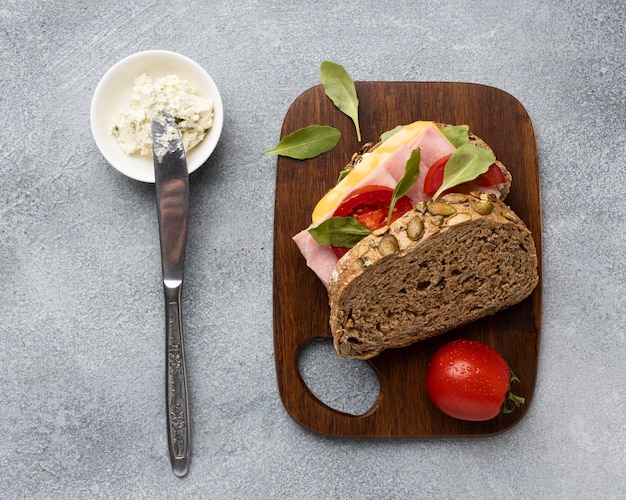 Free Photo top view of tomatoes and bacon sandwich