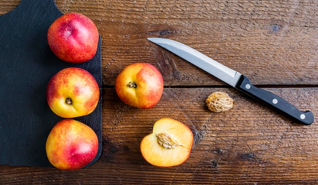 Free photo top view tropical fruit and knife