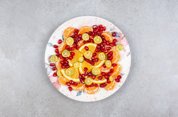 Free photo top view of various kinds of fruit slices on plate.