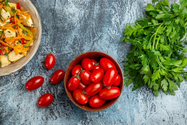 Free photo top view vegetable chicken salad with red tomatoes on light desk