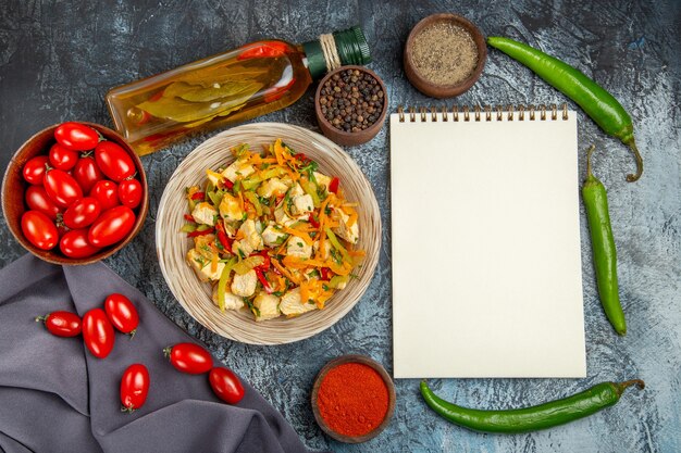 Free photo top view vegetable chicken salad with tomatoes on a light desk