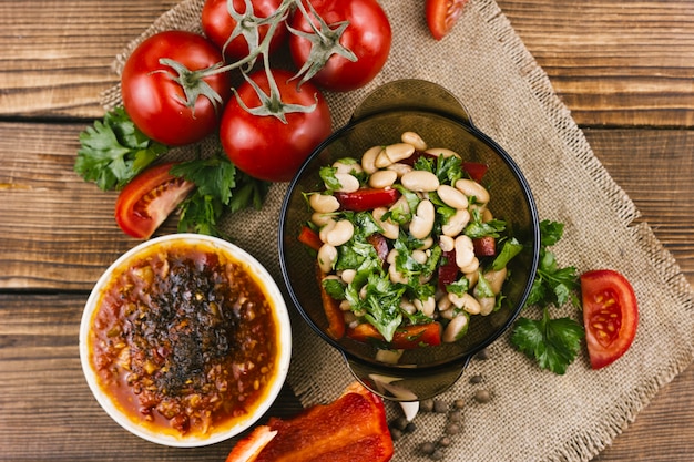 Free photo top view vegetable mexican salad