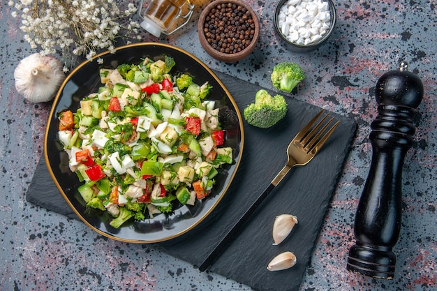 Free photo top view vegetable salad with fork on dark background ripe health food diet restaurant color lunch