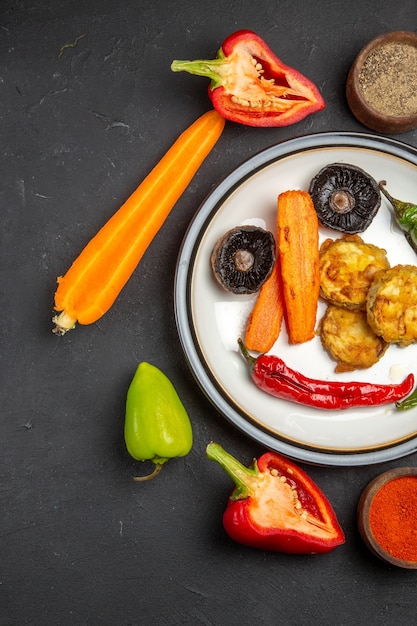 Free photo top view of vegetables colorful spices carrots hot peppers roasted vegetables