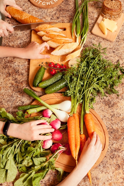 Free photo top view of vegetables on table with bread