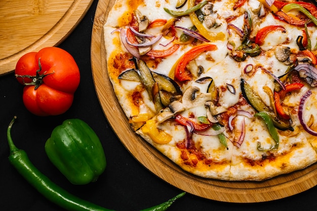 Free photo top view of vegetarian pizza with eggplant, bell pepper, red onion, tomato and mushroom