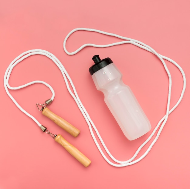 Free photo top view of water bottle with jump rope