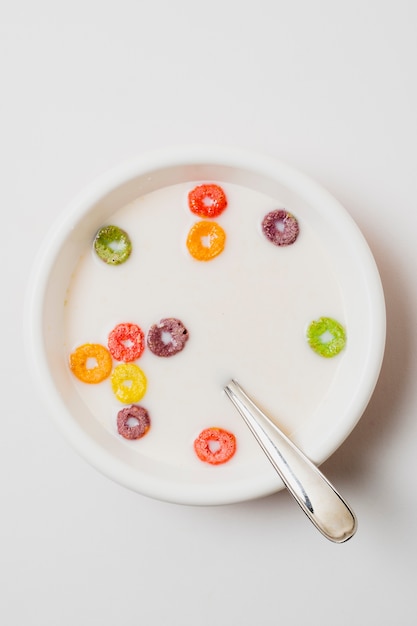 Free photo top view white bowl with milk and cereals