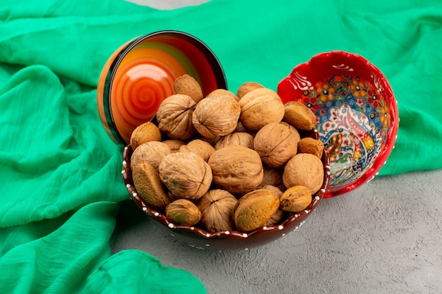 Free photo top view whole walnuts inside plate