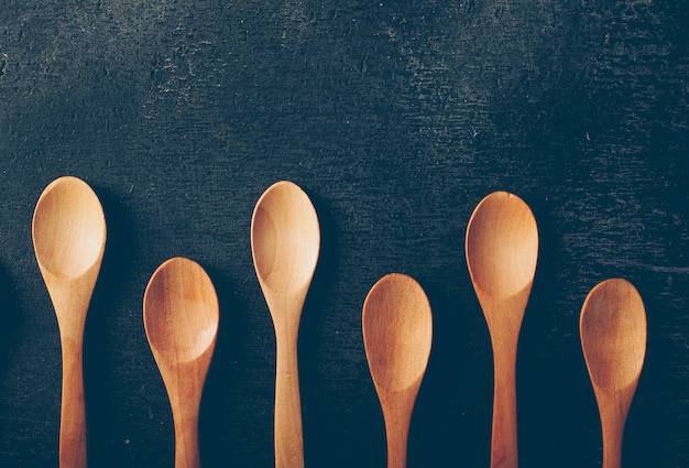 Free photo top view wooden spoons. horizontal