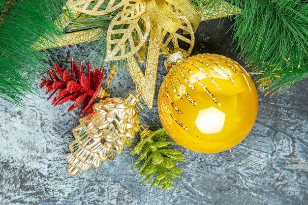 Free photo top view yellow xmas tree ball xmas pendants on grey surface