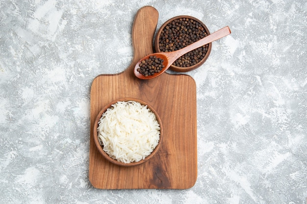 Free photo top view yummy cooked rice with pepper on white