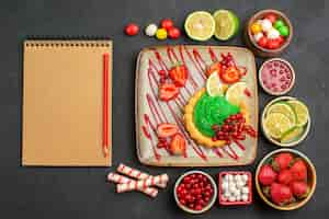 Free photo top view yummy creamy cake with fruits on dark background biscuit dessert sweet color