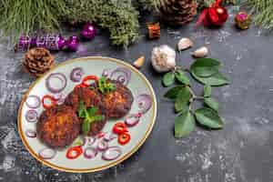 Free photo top view yummy cutlets with onion rings on a grey background meal photo dish meat