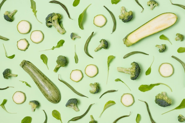 Free photo top view zucchini and broccoli on the table