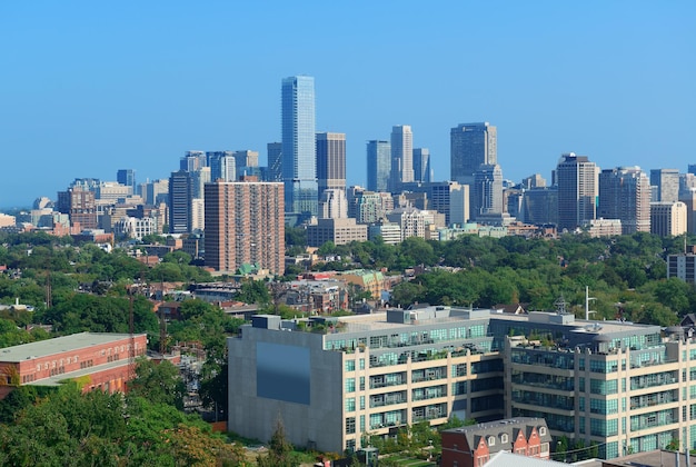 Free photo toronto city skyline view with park and urban buildings