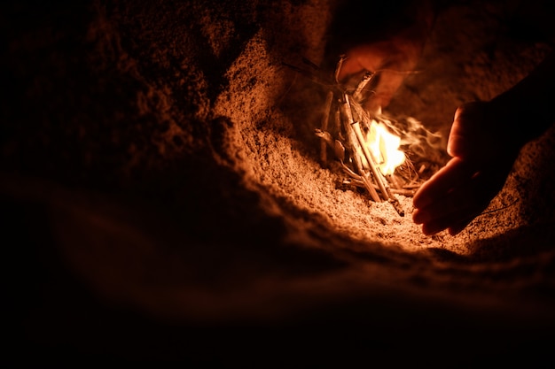 Free Photo tourist makes a fire on the beach