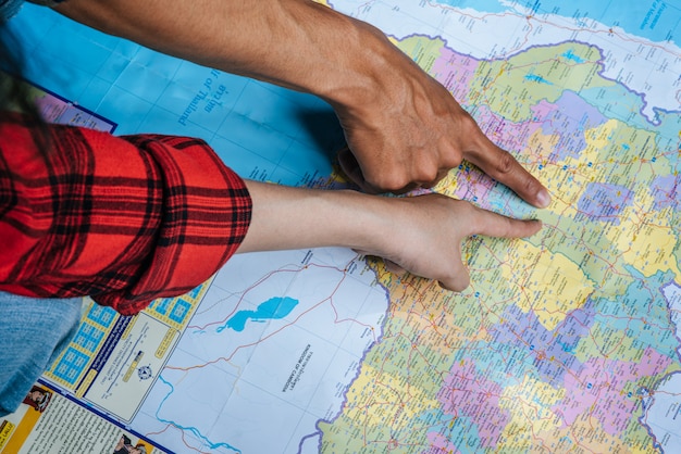 Free photo the tourist pointed their finger at the map.