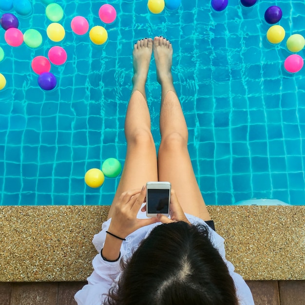 Free photo tourist swimming pool holiday happy smiling