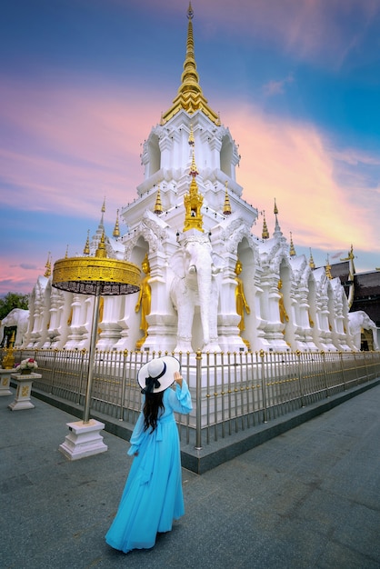 Free photo tourist visiting at wat khua khrae in chiang rai, thailand