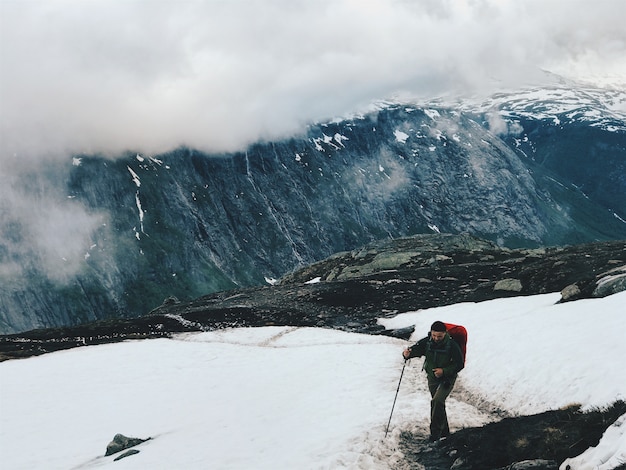 Free Photo tourist walks across the snow in the mountains