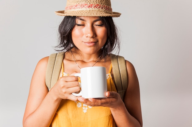 Free Photo tourist woman with a mug