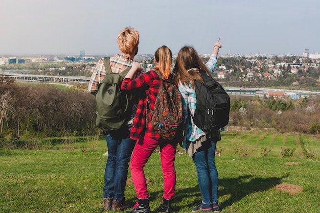 Free Photo tourists on hill looking at city