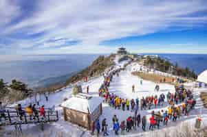 Free photo tourists taking photos of the beautiful scenery and skiing around deogyusan,