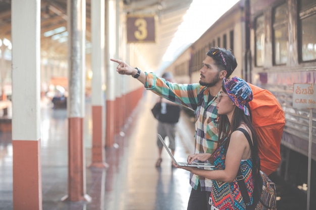 Free photo tourists travel to the train station.