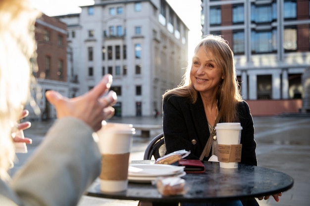 Free photo tourists visiting city and drinking coffee