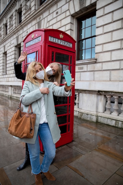 Free photo tourists visiting city and wearing travel mask