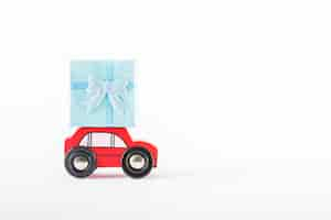 Free photo toy car with gift on roof