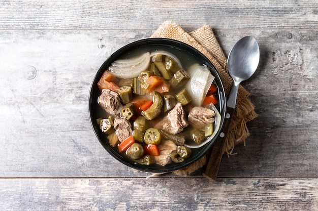 Free photo traditional african okra soup on wooden table