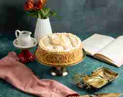 Free photo traditional azerbaijani absheron cake decorated with butter cream and cake crumbles