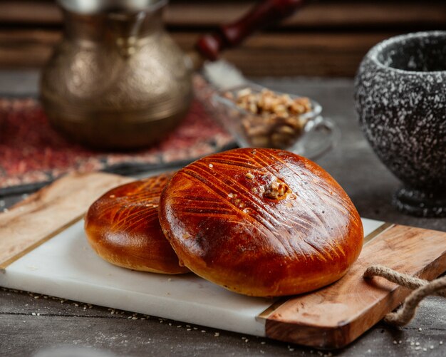 Free Photo traditional azerbaijani sweet bread garnished with walnut