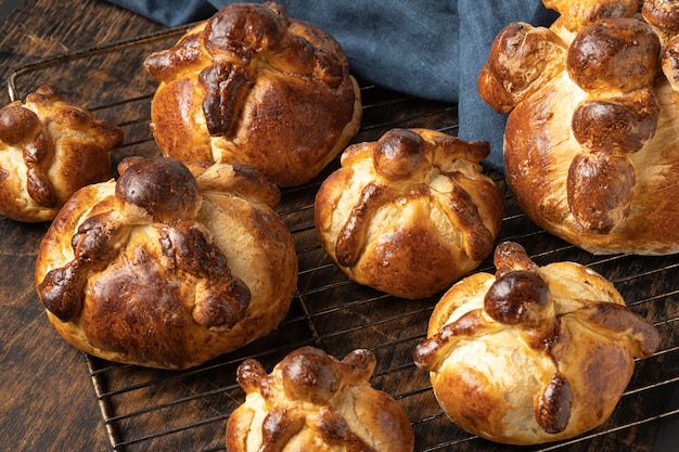 Free Photo traditional bread of dead composition