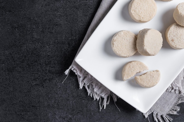 Free Photo traditional christmas shortbread on black slate background