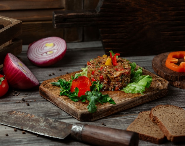 Free Photo traditional mangal salad served with greenery