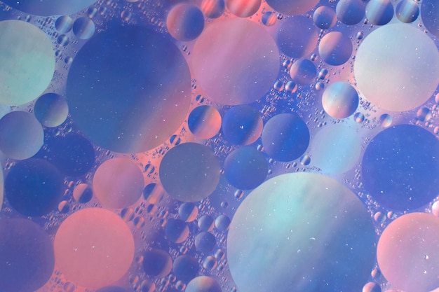 Free photo transparent water bubbles on colorful background