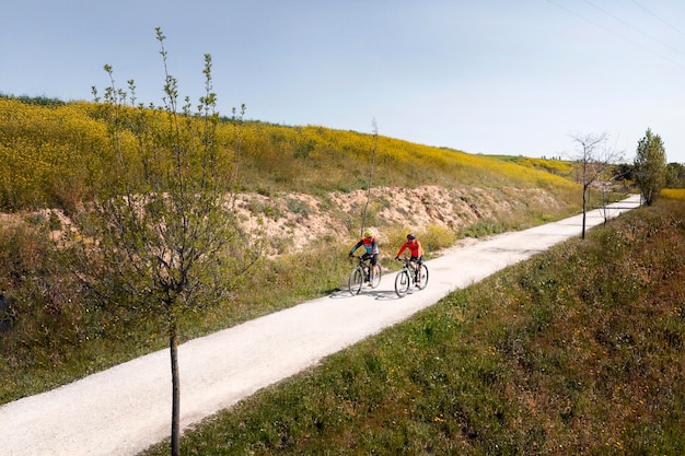 Free photo transport concept with people on bicycles