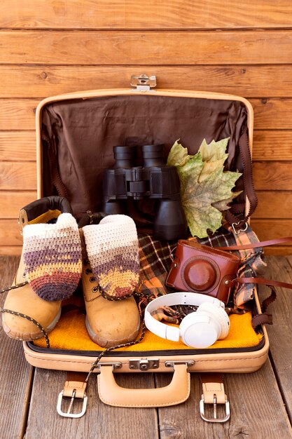 Travel elements arrangement on luggage