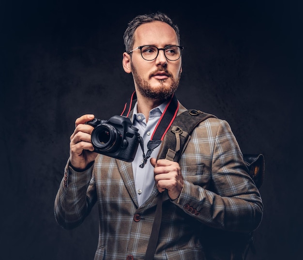 Free photo traveler and photographer. studio portrait of a handsome bearded