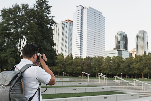 Free photo traveler taking pictures of the city