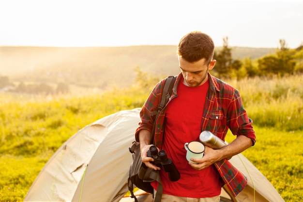 Traveler with binocular