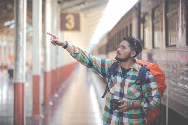 Free photo travelers take pictures of couples while waiting for trains.