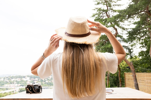 Traveller holding her hat from behind