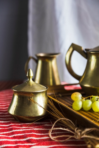 Tray of moorish tea with grapes