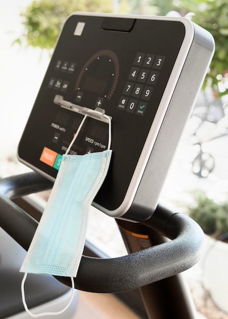 Free photo treadmill at the gym with medical mask