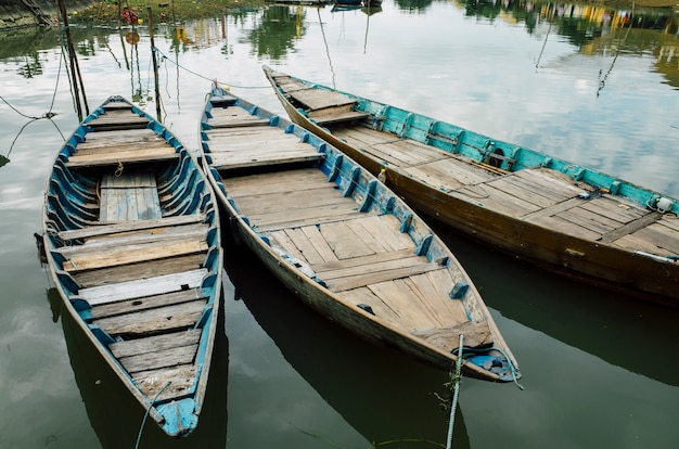 Free photo tree boat on river in hoi an, vietnam