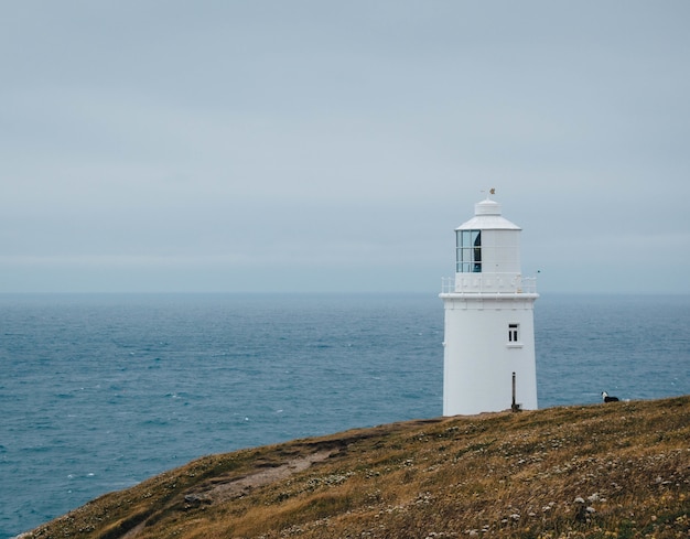 Free photo trevose head lighthouse in england with a beautiful view of an ocean